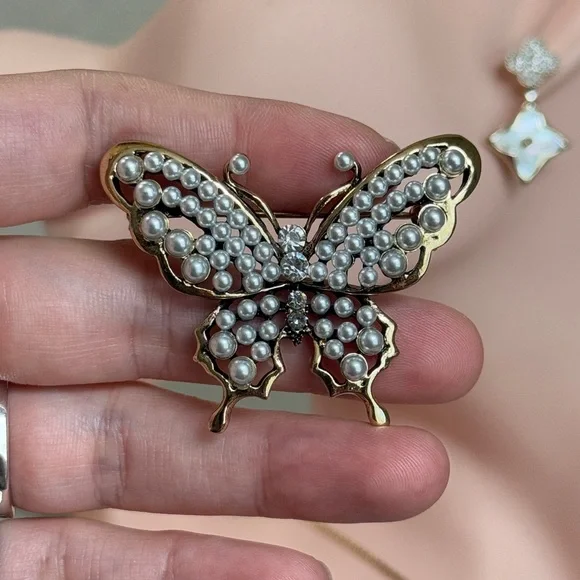 ⚜️ Elegant Gold and Silver Butterfly Brooch - Picture 6 of 8